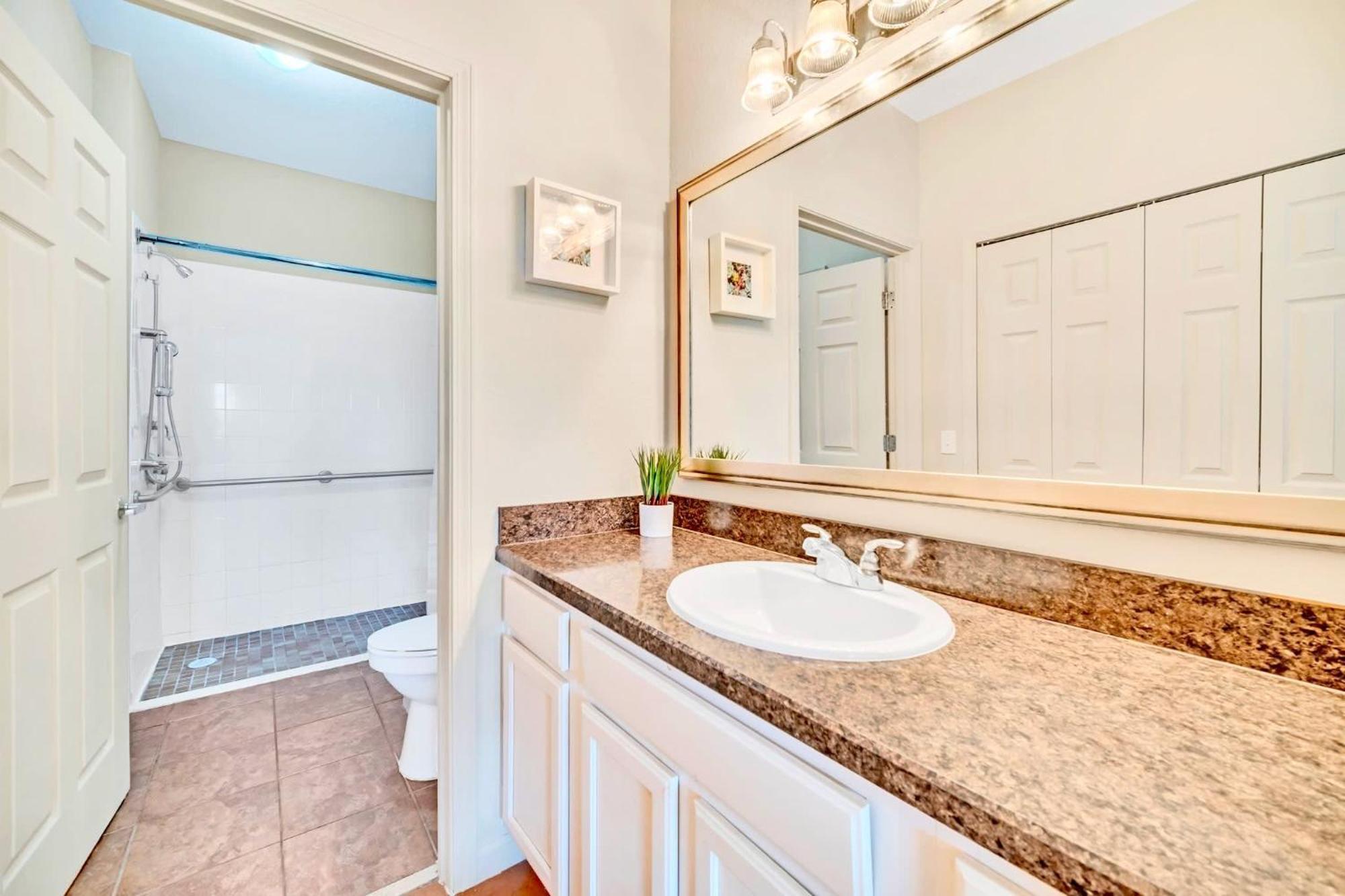 Bright Condo - 2Br With Pool & Hot Tub, Near Disney! Orlando Bagian luar foto